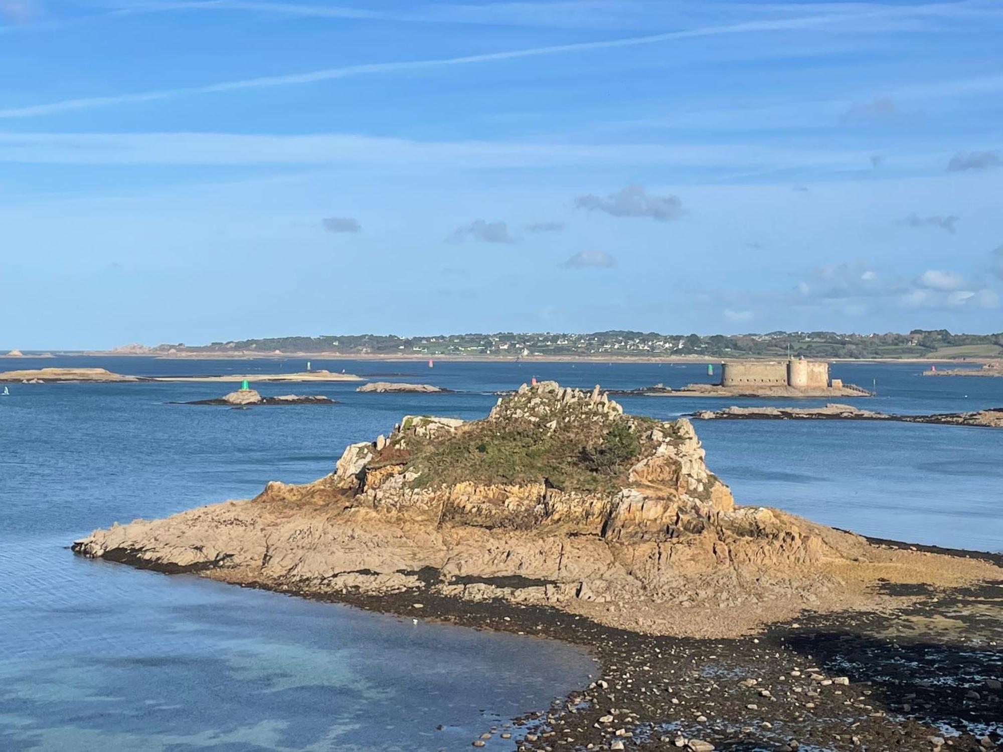 Maison Cosy Avec Exterieur Et Piscine Partagee Mespaul Esterno foto